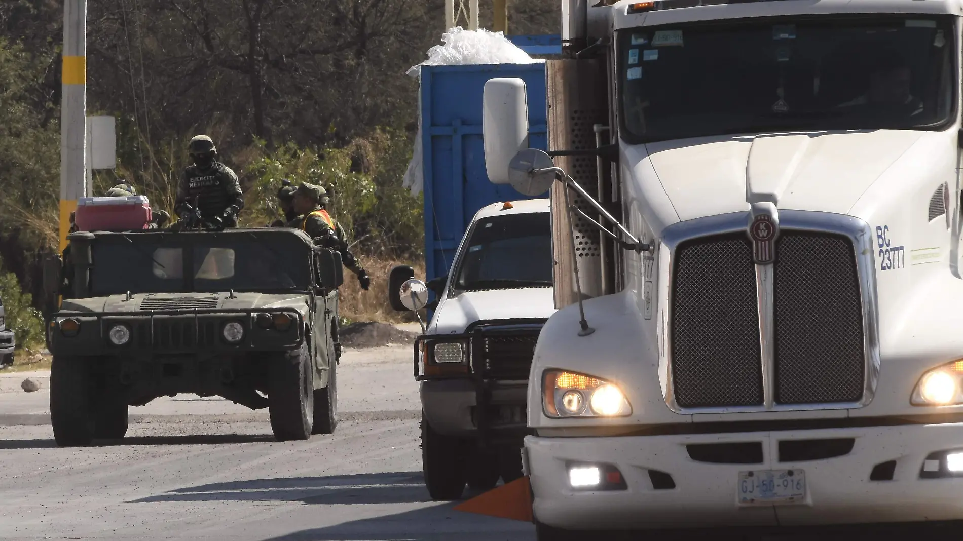 MAURICIO HERNÁNDEZ MILITARES APOYO (1)